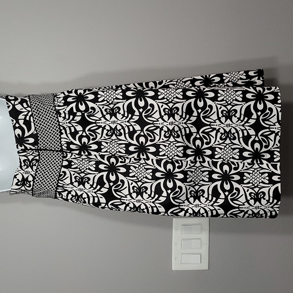 B&W Print Halter Dress V-Neckline - Picture 6 of 14